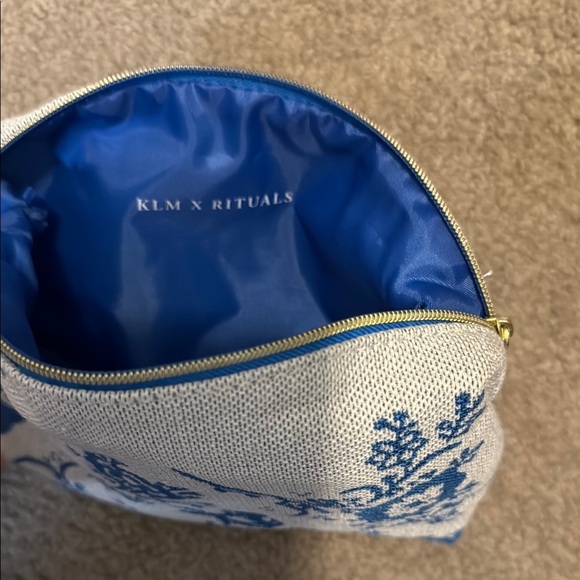 KLM Airlines First Class Floral Blue and Cream Travel Bag - Picture 3 of 6